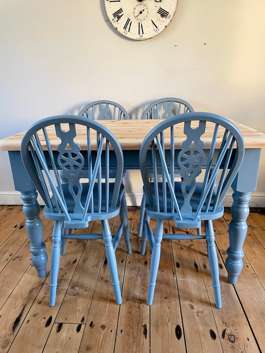 'Alice' Pine Farmhouse Style Dining Table and Chairs Set
